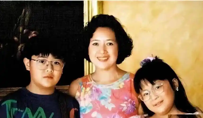 李嘉欣的第一段感情是与比她大6岁的倪震,后来就遇到了刘銮雄,那时候