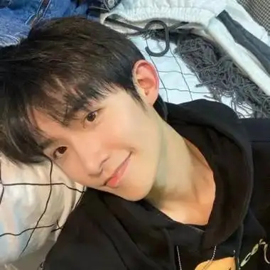 看起来很干净很拽的男生气质头像 很惊艳的很好看的男生真人头像_男生