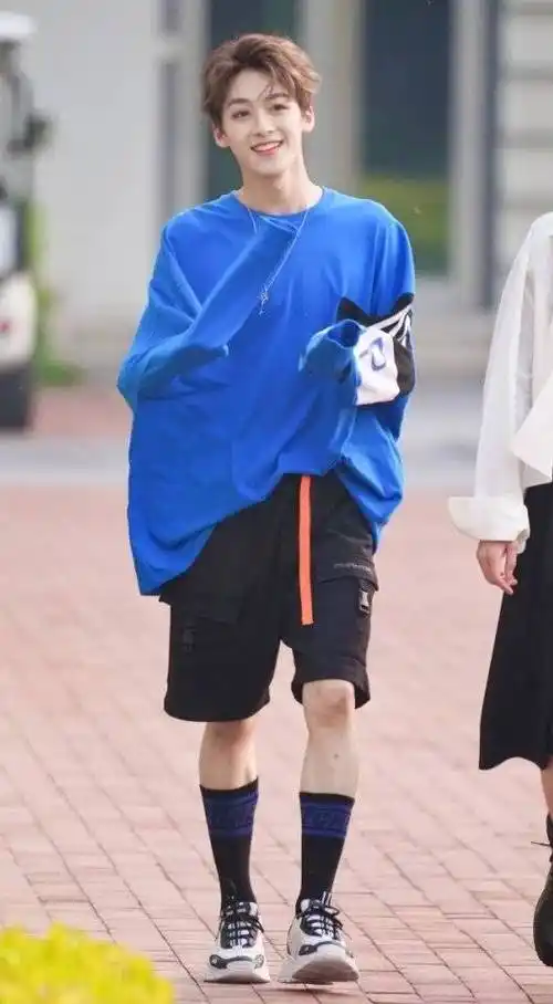 今天又是何洛洛穿破洞裤的一天搭配可爱的卫衣像极了班草