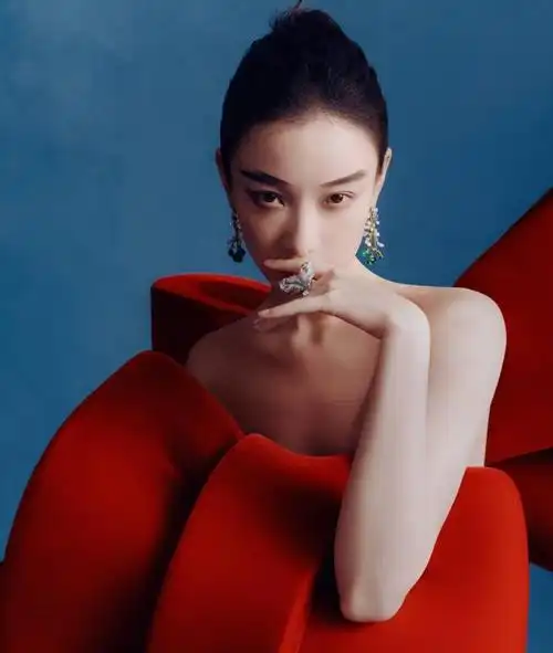 倪妮一直以来都是中国娱乐圈的代表性明星之一,成就斐然,深受观众的