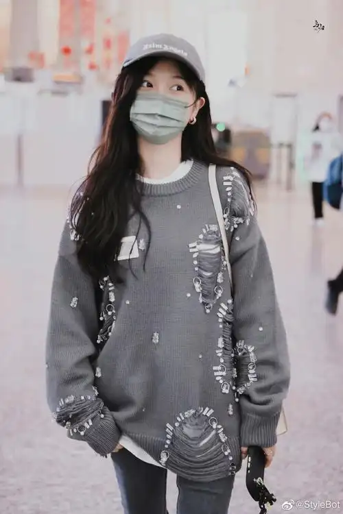 吴宣仪机场造型活力感满分灰色系穿搭搭配白色短靴