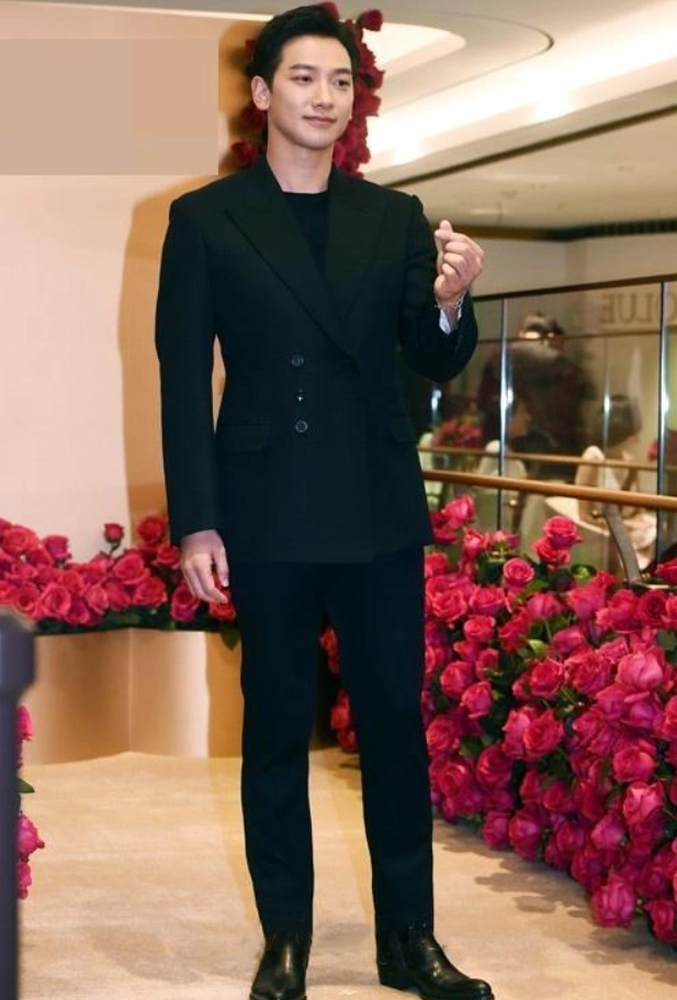 rain最新造型,1米85穿黑西装英俊帅气,37岁依旧是型男