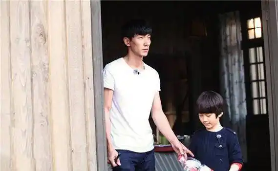 张亮带前妻子女同回别墅,一家四口温馨同框,网友猜测两人复婚_寇静