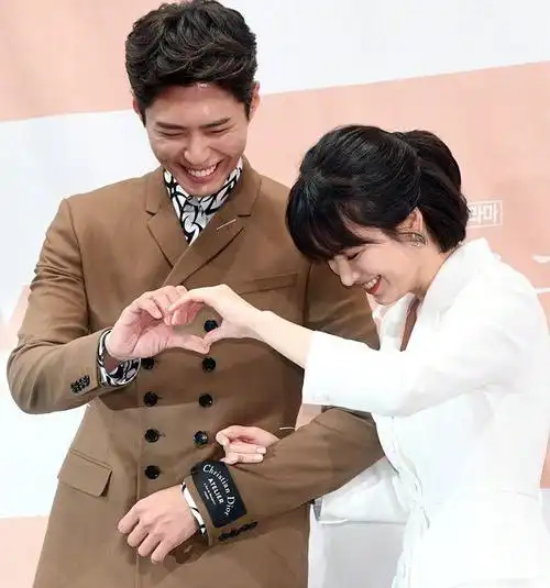 宋慧乔朴宝剑比心捂脸甜笑肤如凝脂状态佳膝盖却暴露了年龄