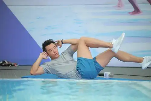 小猎豹郑恺下水俯卧撑变身"小海豹"