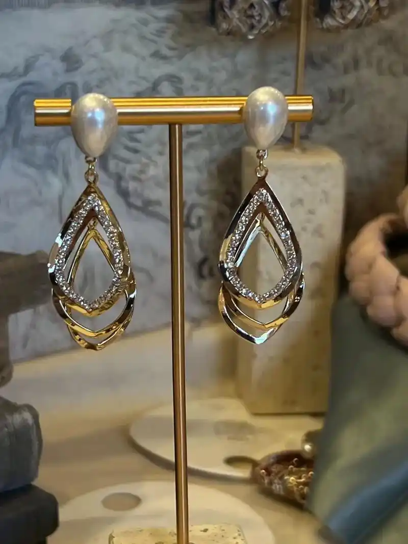 百搭的珍珠耳环经典