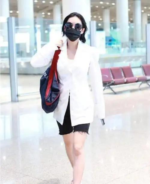 枯木轴的牛仔短裤搭配白色西服张馨予大秀制服风采