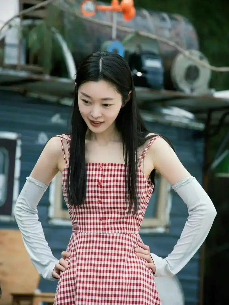 宋轶粉红格子吊带裙素颜活动照