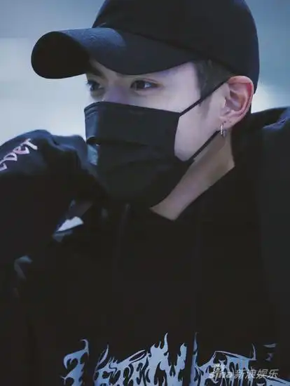 吴亦凡现身韩国机场穿黑衣带口罩显低调