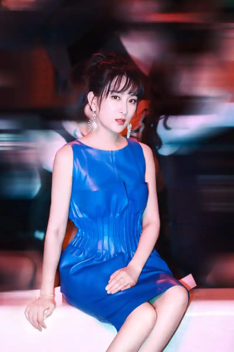 马苏参加电影节,搭配抹胸的礼服好迷人,胸前花朵好夸张|抹胸|旗袍