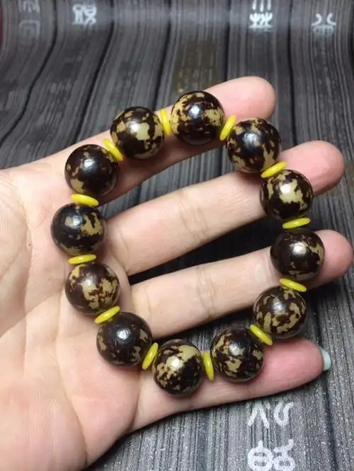 正品花菩提根手串,表现到位,彰显大气,色泽匀称,是