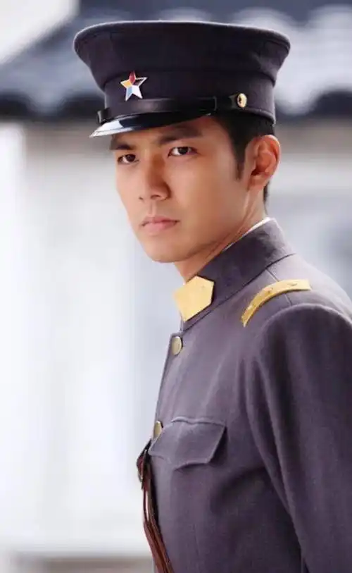 男星穿军装谁最帅?刘德华霸气,古天乐帅气,第一位一眼就爱上!