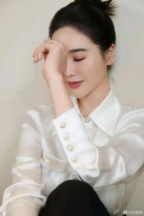 左小青担任湖南长沙文旅形象大使,白色衬衫搭配阔腿裤优雅端庄