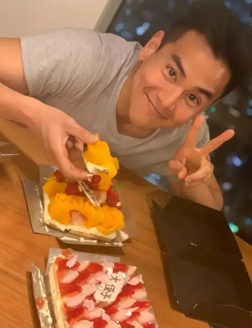 彭于晏庆生现表情包蛋糕上的字亮了