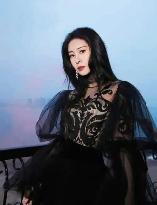 张碧晨登央视"心连心"艺术团慰问演出 爱奇艺为爱尖叫晚会献唱