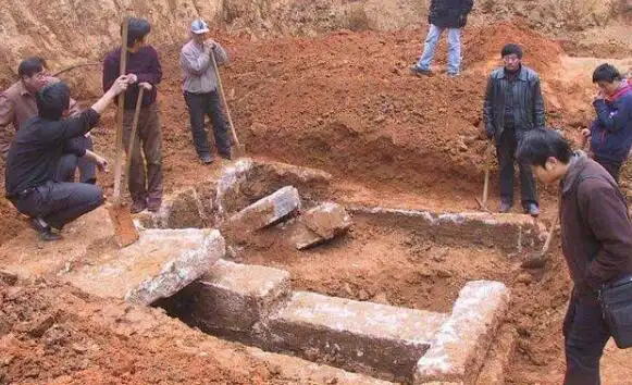 湖北关羽墓被挖开专家进入墓室后古棺竟然用4根铁链悬挂着