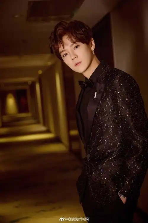 鹿晗@m鹿m 身着lanvin 2019早春系列黑色亮片西服套装