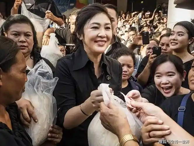 因亲华惨遭政变,频繁现身北京助贝东丹一盘回本_奥巴马_家族_米歇尔