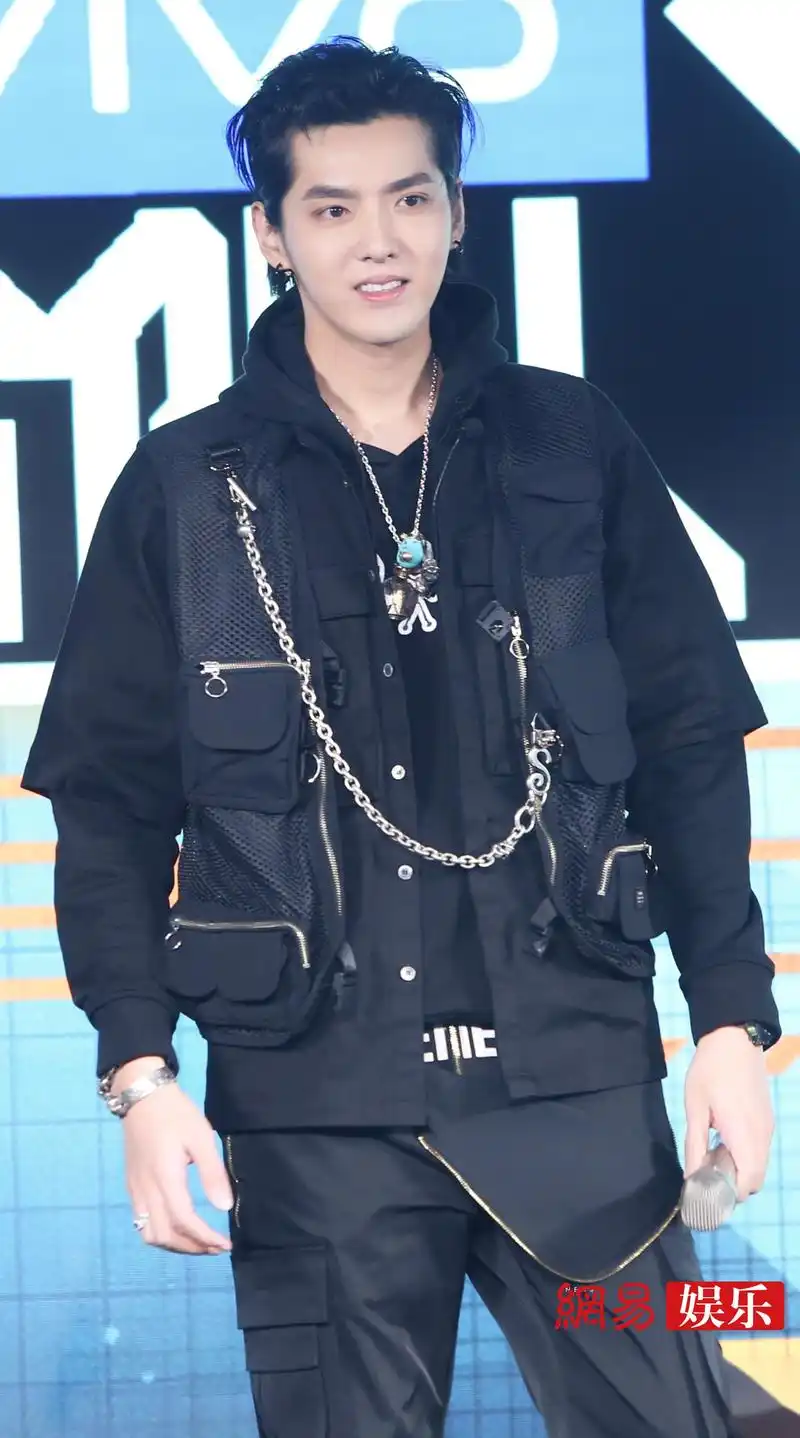 吴亦凡全身黑色工装look搭配银色配饰亮相《潮流合伙人》发布会,帅哥