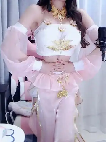 有效cos被小小奶瓶儿玩明白了!二次元主播水蛇腰热舞谁顶得住?