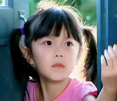 赵今麦晒童年照