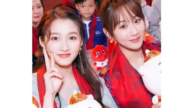 当关晓彤和杨紫出现在央视镜头,离开美颜滤镜后,颜值对比太惨烈