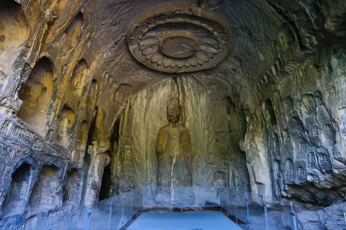 鱼跃龙门地的微笑|洛阳龙门石窟|避坑指南 龙门石窟以伊河为界,分西区