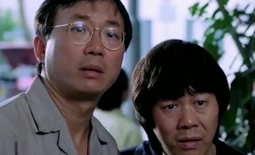 直到一九七六年,许冠英出演了电影《半斤八两》,其在里面出演一位看似