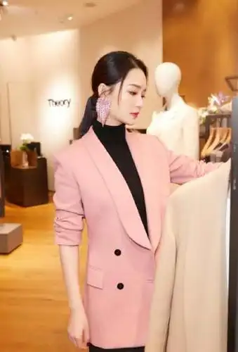 简介:李沁粉色西装魅力写真图片,分享一组李沁图片给大家,图中的明星
