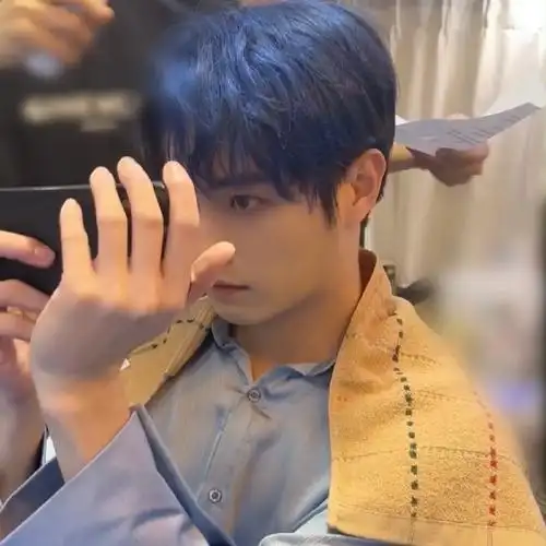 许凯晒蓝发对镜自拍