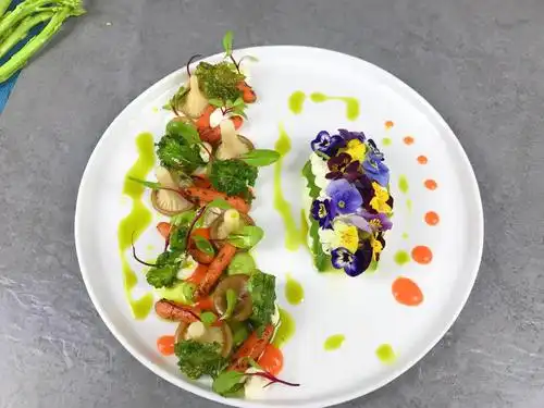 西餐素食头盘温泉蛋配猪肚菇低温小胡萝卜多图