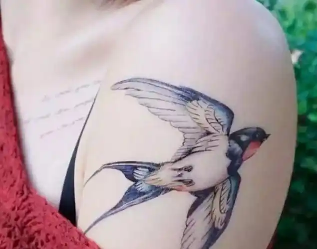 忠贞的象征——燕子纹身
