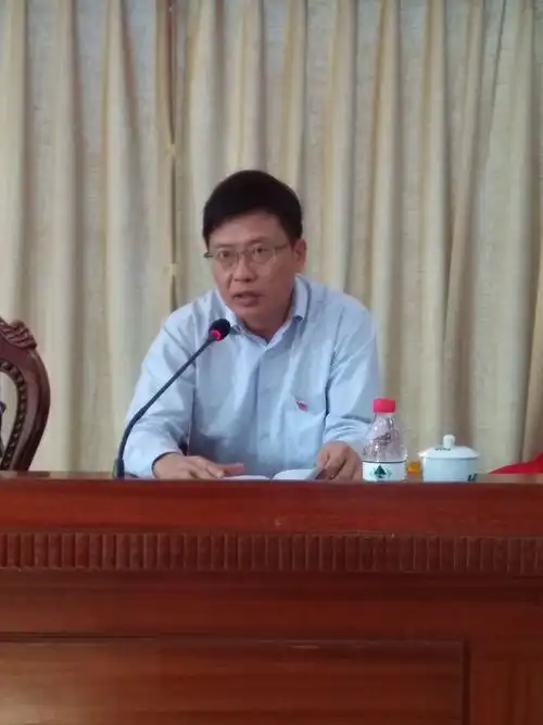 图为南繁集团副总王景平在会上做总结讲话