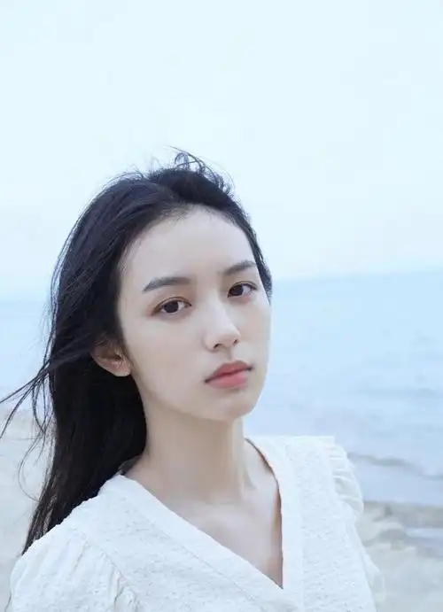 (2)淡颜系长相这种长相从现如今的娱乐圈中是比较少见的了,钟楚曦算是