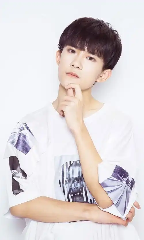 p>易烊千玺,2000年11月28日生于湖南怀化,中国内地男演员,歌手,舞者