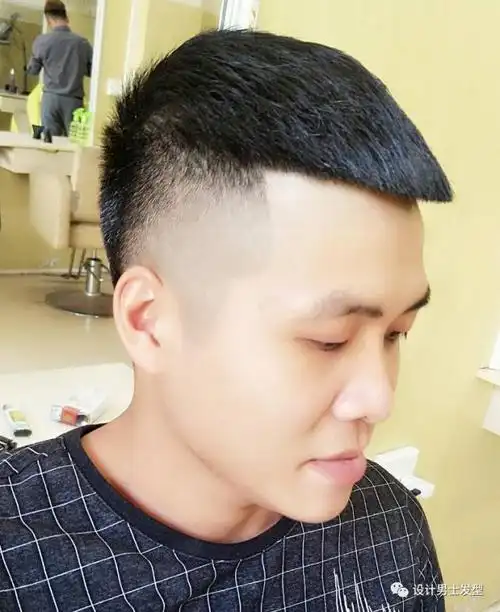 发型里最火的一款,四周剃短,头顶修剪的整齐,犹如一颗瓜子一样的形状