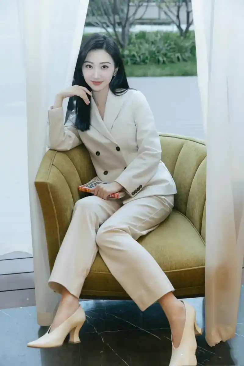 景甜乳白色西服套装搭配披肩秀发,端庄大方,优雅知性