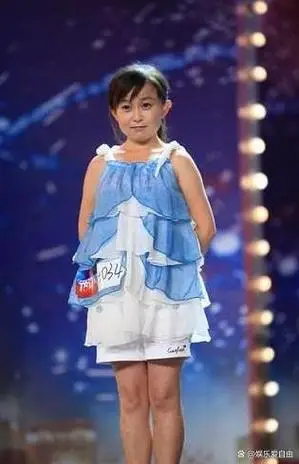 在观众的欢呼声中,秦学士单膝跪地,甜蜜地向朱洁求婚.