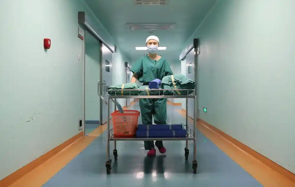 5月11日,在湖南省衡阳市南华大学附属第二医院手术室,陈雪池推着