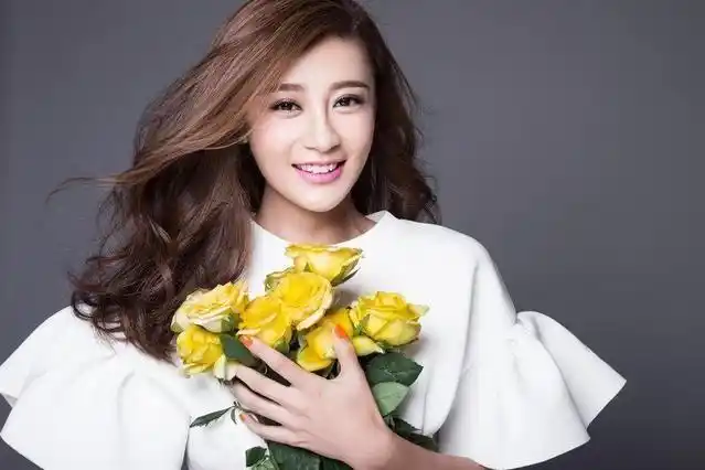 单亲妈妈重拾信心曹云金前妻唐菀现身电玩城穿薄纱衬衣露美背