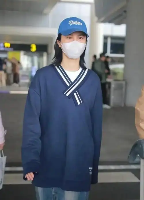 看尚雯婕的造型发现宽松版复古牛仔裙特时髦魅力四溢