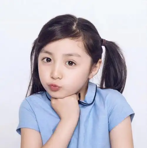 安淇尔右手撑着下巴嘟嘴卖萌头像