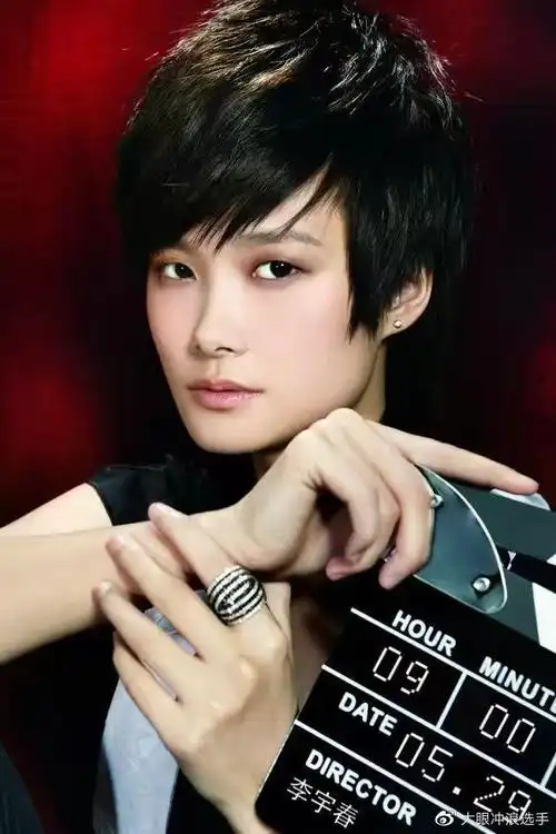 中性风格加上短款发型,让人不得不质疑起李宇春的性取向,大多数观众都
