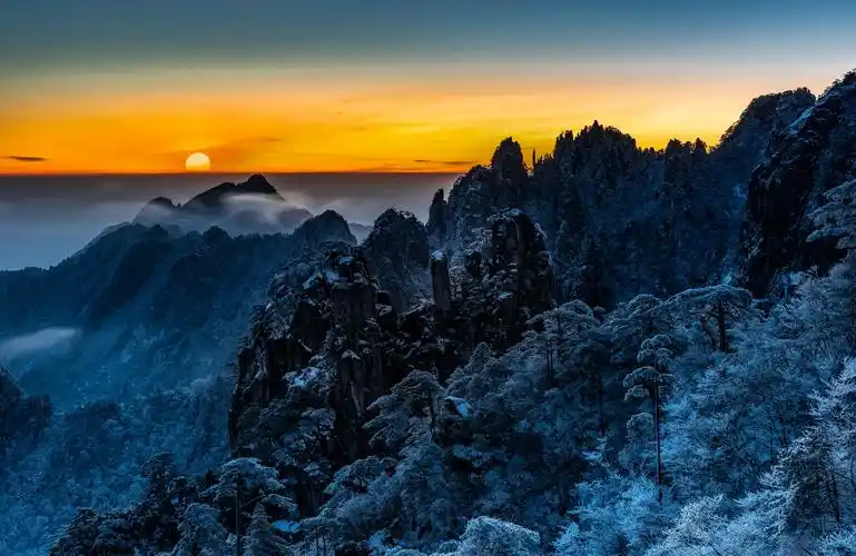 湖北会员沈君谧:纪念民建成立75周年摄影作品《旭日东升》