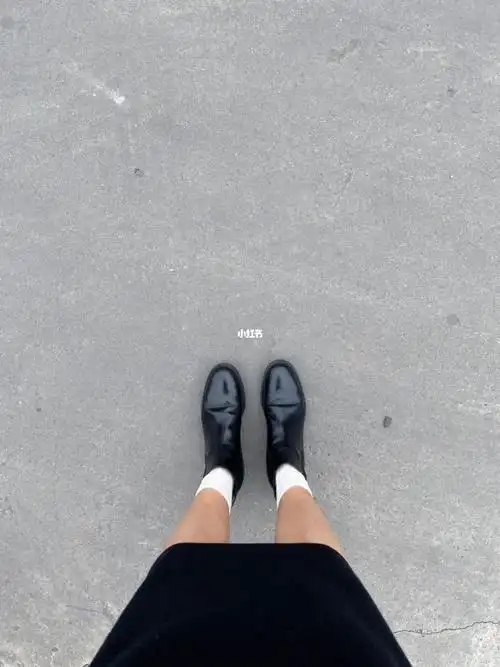 黑皮鞋配白袜子这不是也挺好看