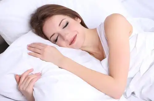 难怪女生睡觉时,喜欢两腿一分?原来有这些好处,别羞于查看_身体