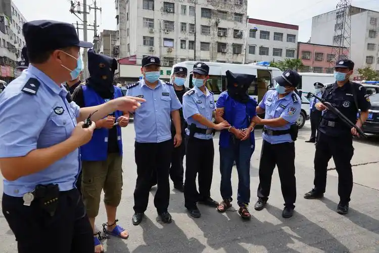 周口项城市公安局公开押解盗窃犯罪嫌疑人指认现场受群众赞誉