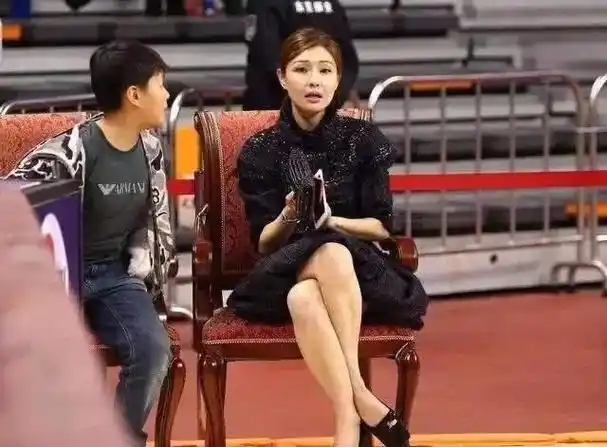 朱芳雨一家三口(她是朱芳雨的老板娘)(2)