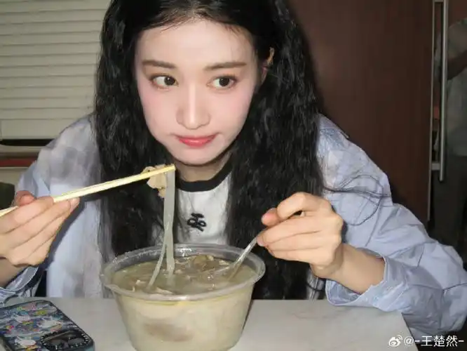 王楚然吃面照#王楚然给粉丝分享食物照,甜美又可爱,邻家女孩的日常