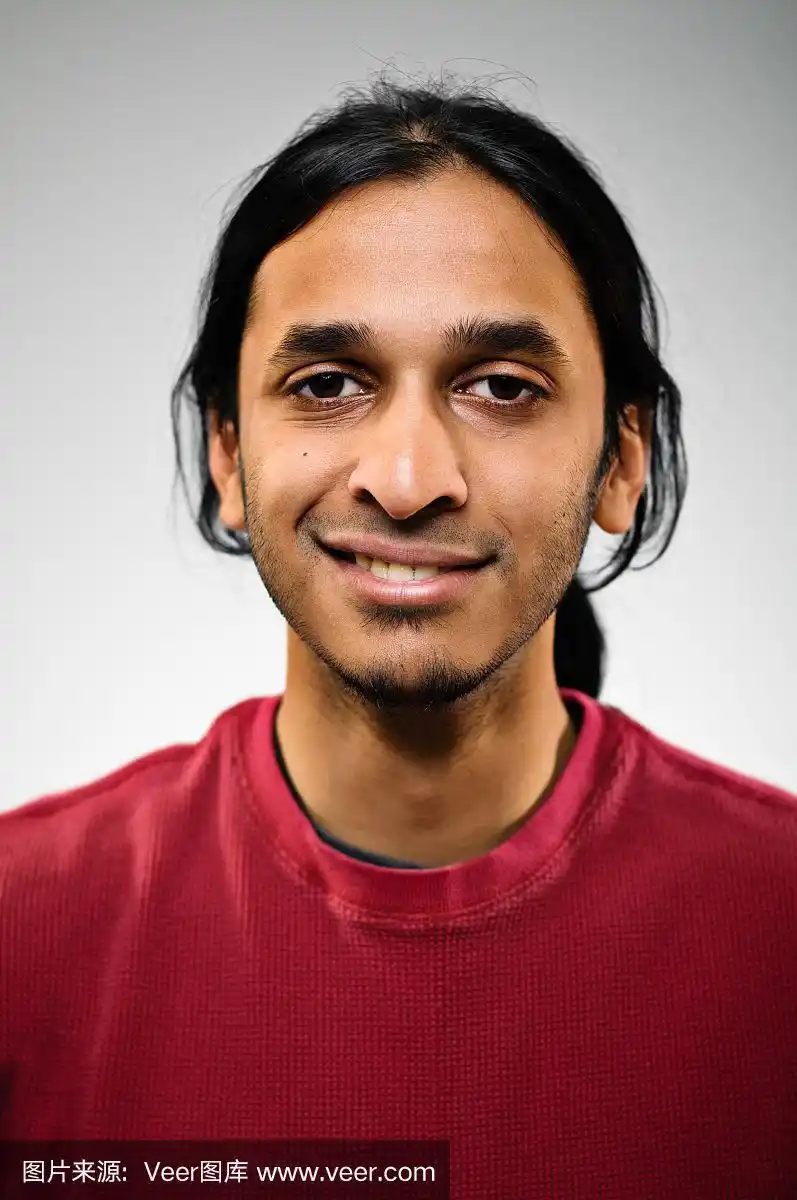 微笑的年轻印度人肖像